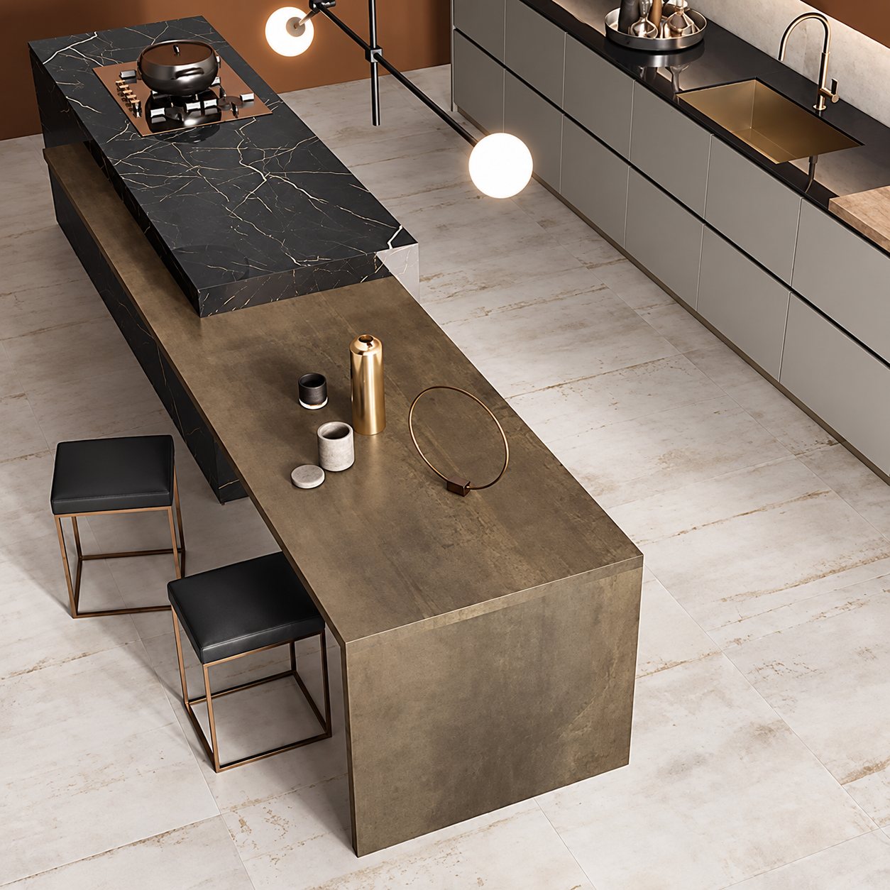 Vue de dessus d'une cuisine moderne avec un îlot en marbre noir veiné, un plan en métal bronze, deux tabourets noirs et un sol en carrelage clair.
