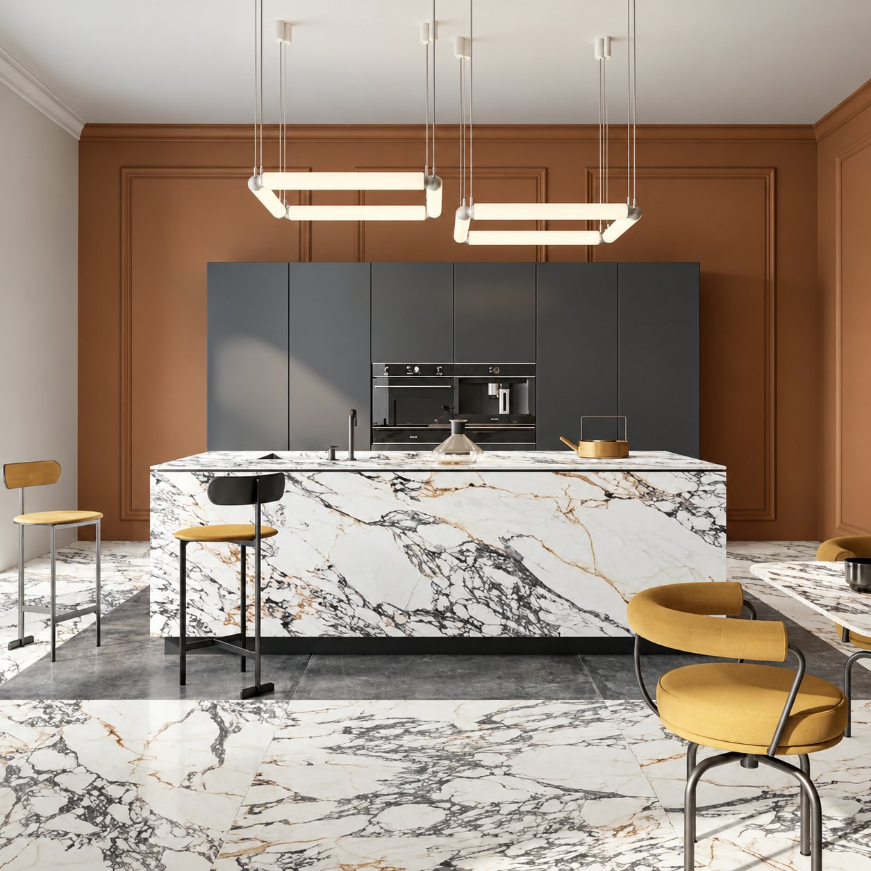 Cuisine contemporaine aux murs cuivrés avec un îlot central et un sol en marbre blanc veiné, des tabourets jaunes et deux suspensions lumineuses.