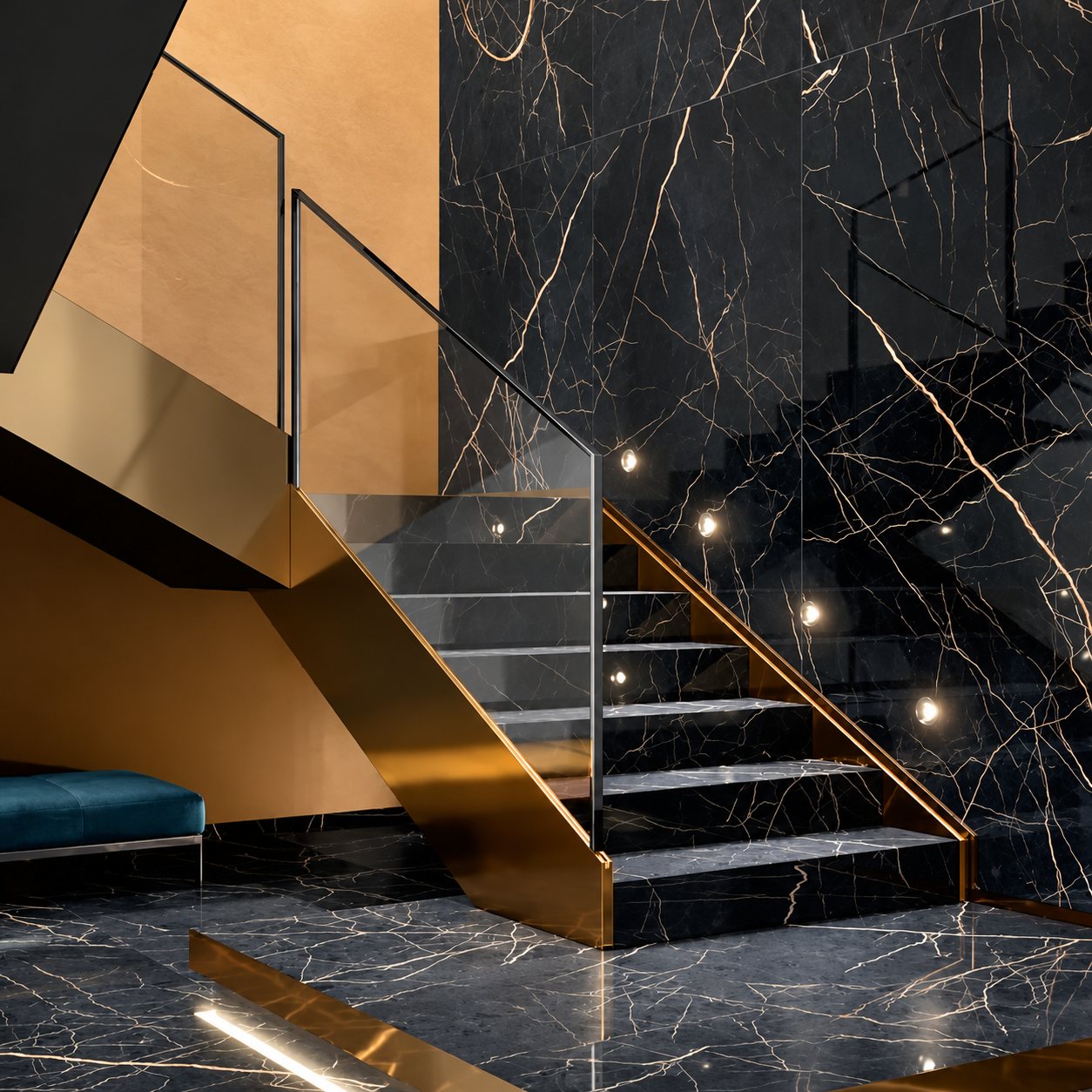 Un escalier d'intérieur luxueux revêtu de marbre noir à veines claires, avec une rampe en verre, des parois dorées et de petits spots encastrés dans le mur.