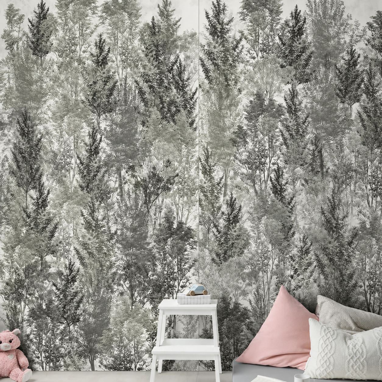 Un papier peint panoramique représentant une forêt de conifères en nuances de gris habille le mur d'une chambre avec un tabouret blanc, des coussins roses et une peluche.