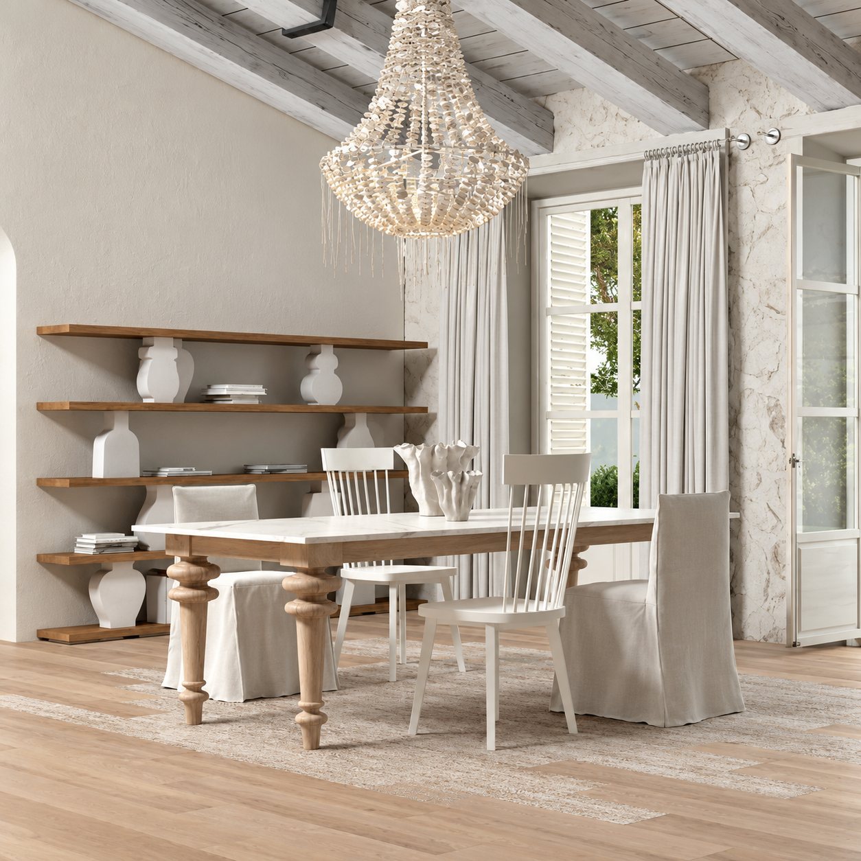 Salle à manger claire aux tons neutres avec grande table en bois, chaises blanches, étagères murales, lustre en cristal et parquet clair.