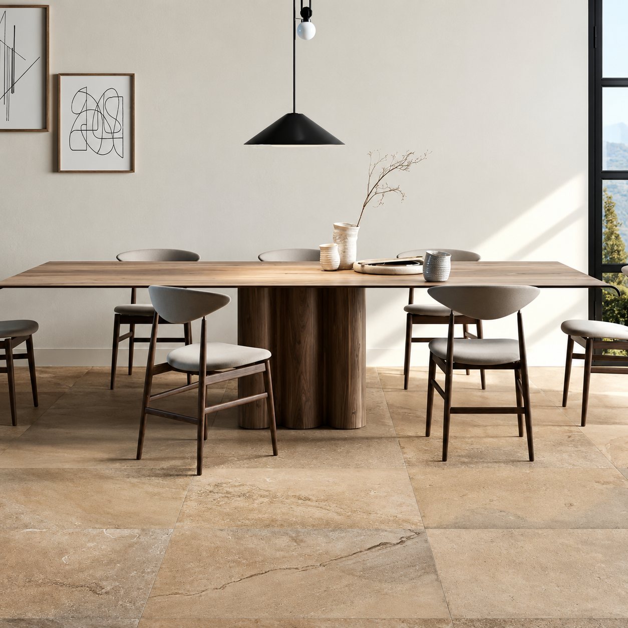 Une salle à manger contemporaine avec une longue table en bois, des chaises grises et un sol en grand carrelage effet pierre beige.