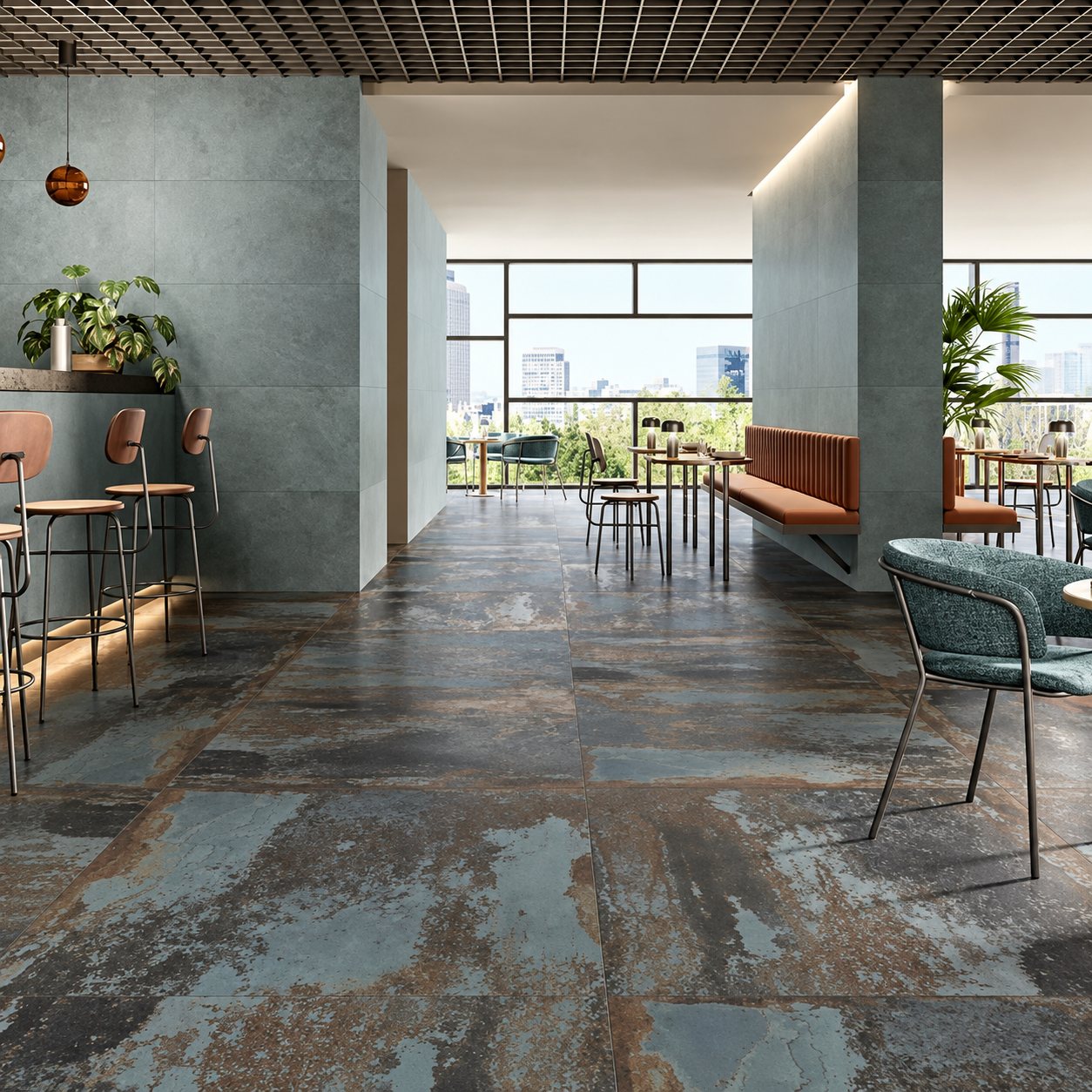 Intérieur de café contemporain aux murs vert-gris, avec tabourets de bar, banquette cuir et sol en grands carreaux effet métal oxydé.