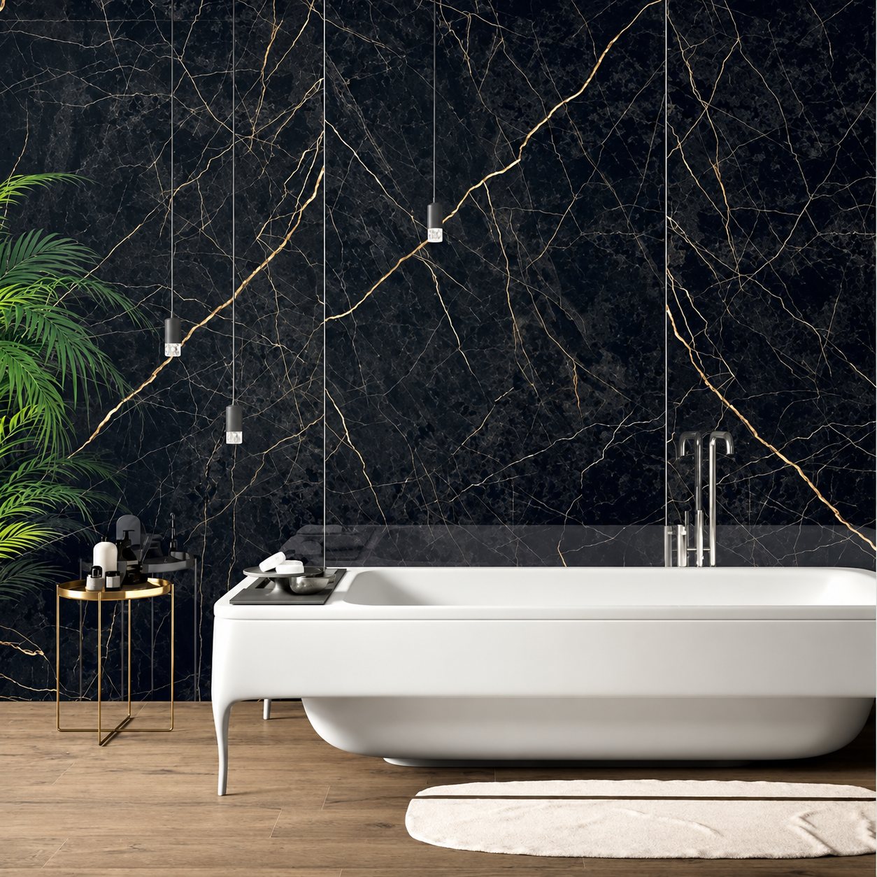 Une baignoire îlot blanche aux pieds galbés est installée devant un mur en marbre noir veiné d'or, avec une plante verte, une petite table dorée et un tapis crème.