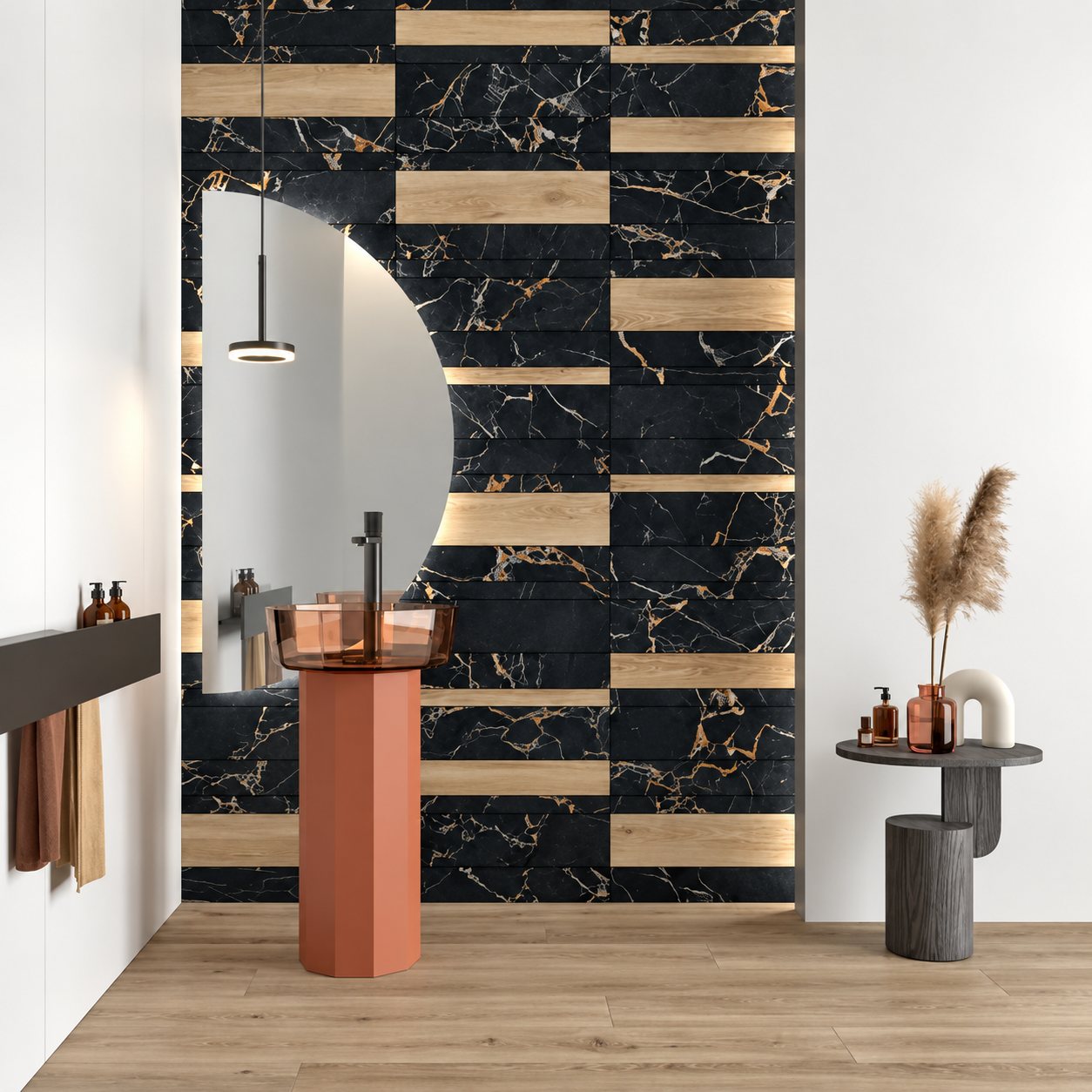Salle de bain contemporaine avec un mur en carrelage effet marbre noir veiné d'or et de bandes de bois, un miroir demi-rond et une vasque sur pied terracotta.