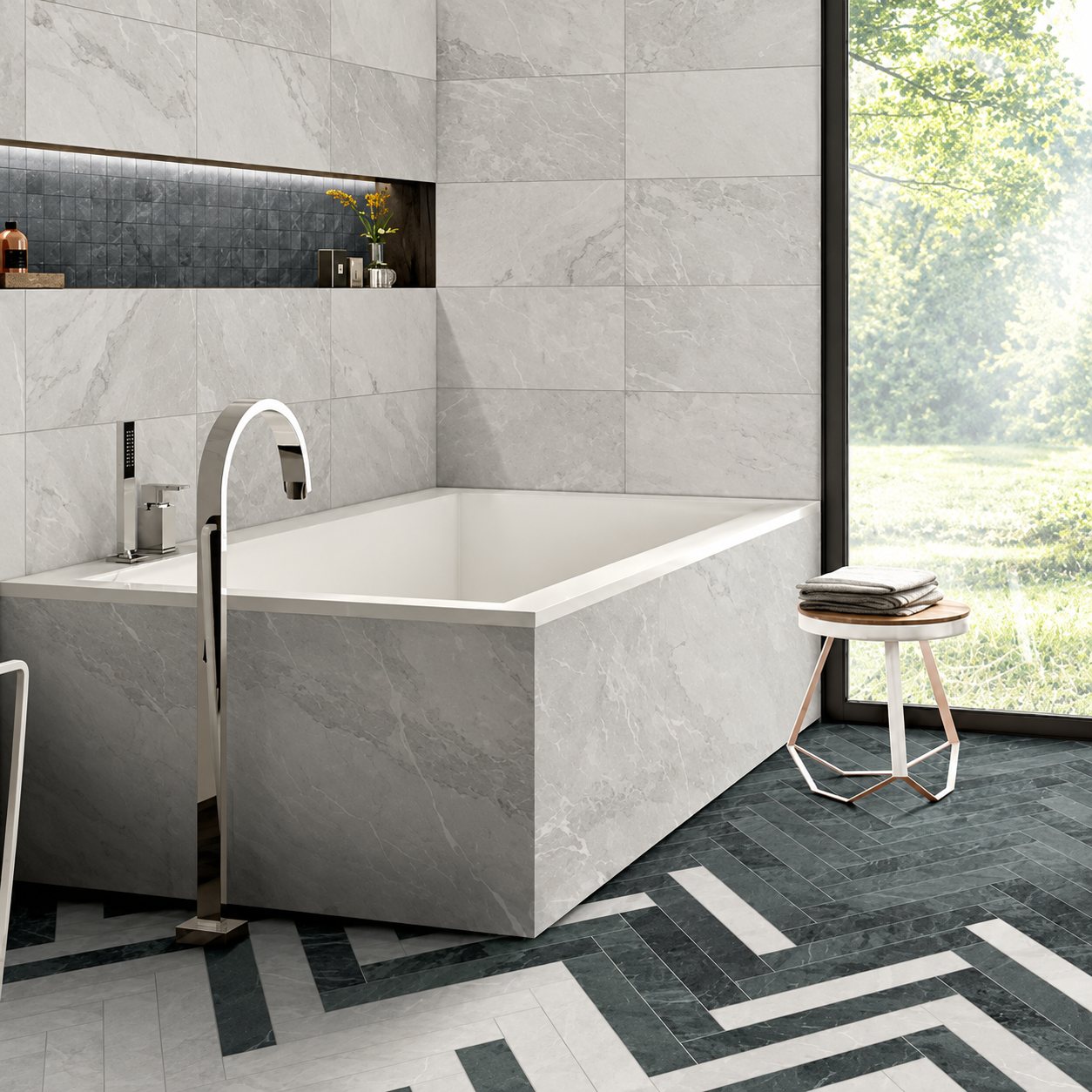 Salle de bain contemporaine avec une baignoire habillée de carrelage gris effet marbre, un sol en chevrons vert foncé et blanc et une grande baie vitrée.