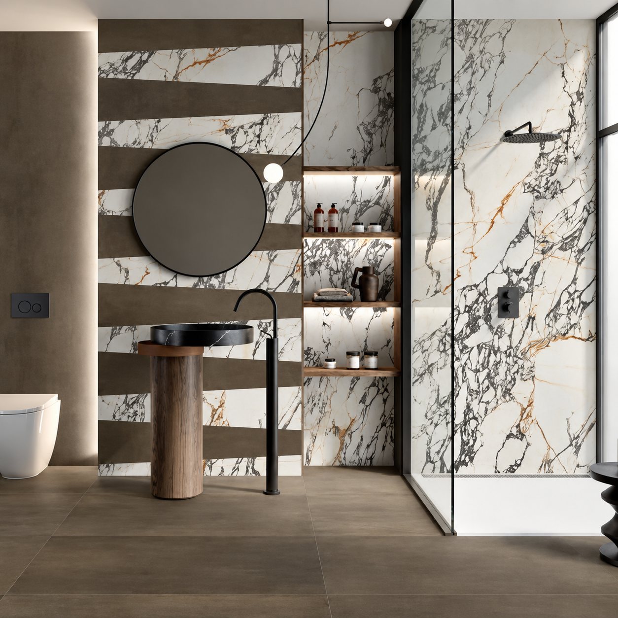 Salle de bain contemporaine aux murs de grès effet marbre blanc veiné, avec miroir rond, vasque noire sur pied en bois, étagères éclairées et douche à l'italienne.