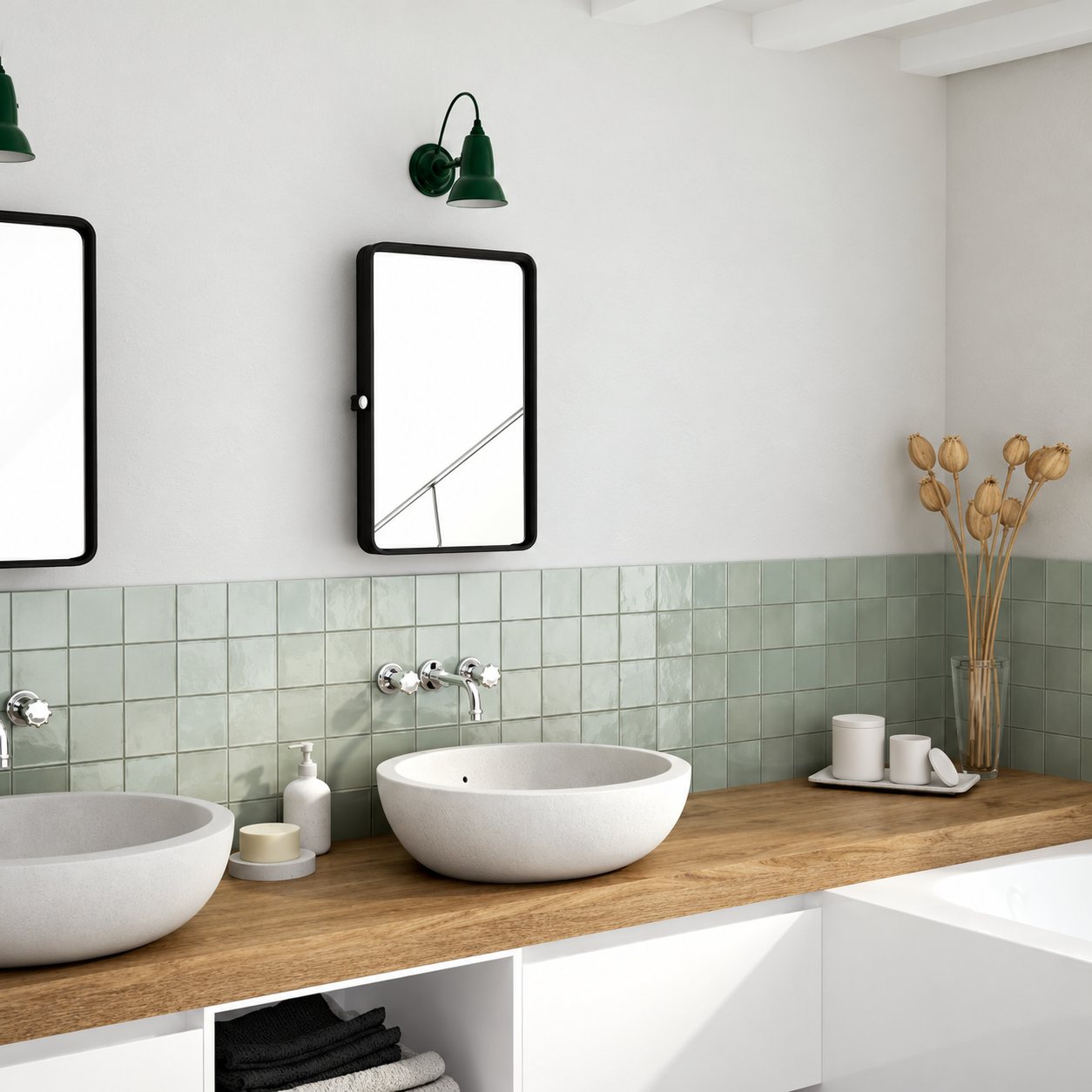 Salle de bain moderne avec deux vasques blanches posées sur un plan en bois, des miroirs à cadre noir et un carrelage mural vert clair.