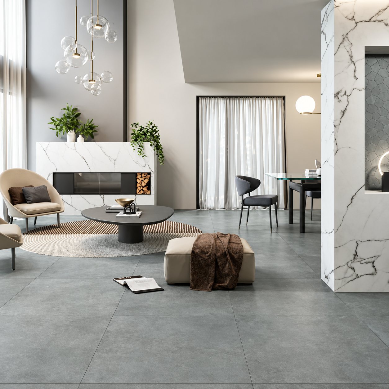 Un salon lumineux et moderne avec un sol en grand carrelage gris-vert, une cheminée et des parois en marbre blanc, des fauteuils beiges et une table basse.