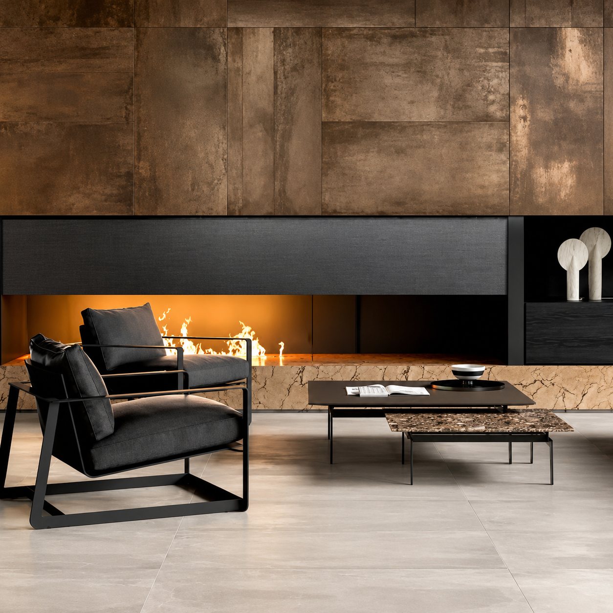 Un salon contemporain avec un fauteuil noir et des tables basses devant une cheminée encastrée, sous un mur et sur un sol en grands carreaux effet rouille et béton.