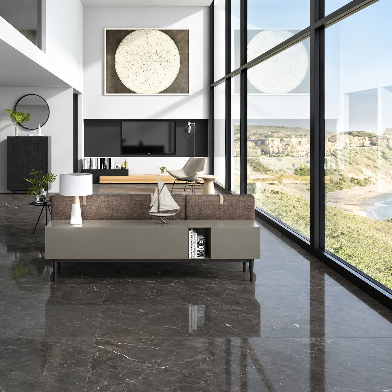 Un salon contemporain lumineux avec un sol en carrelage brillant effet marbre sombre, un canapé, une grande baie vitrée et une vue sur la côte.